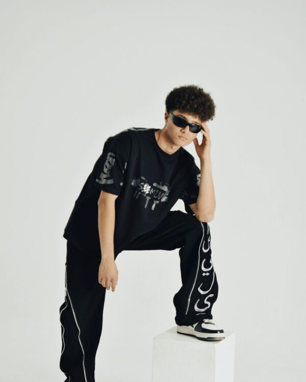 Urban Vibes Oversized Graphic Tee - Image 3